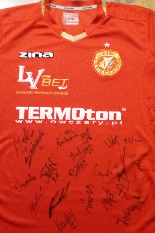 Koszulka Widzewa z podpisami piłkarzy