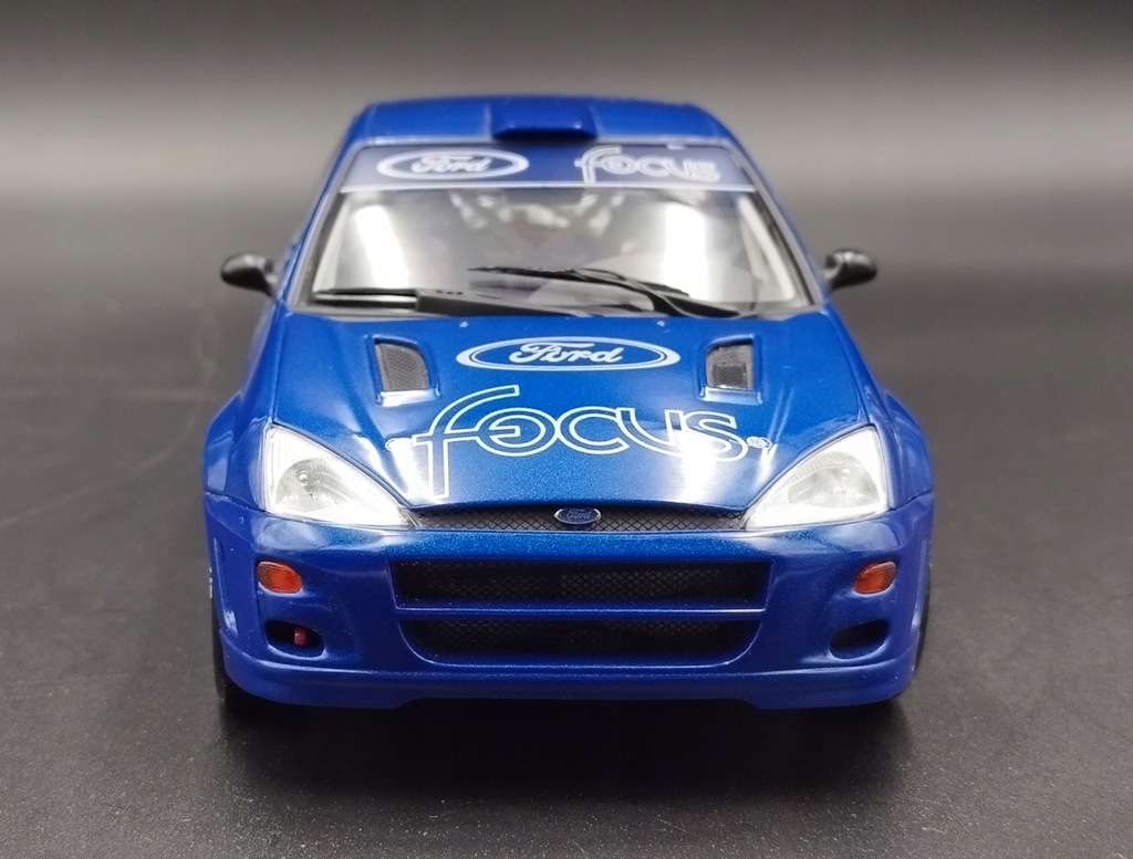 1:18 AutoArt 1999 Ford Focus WRC Test Car model używany