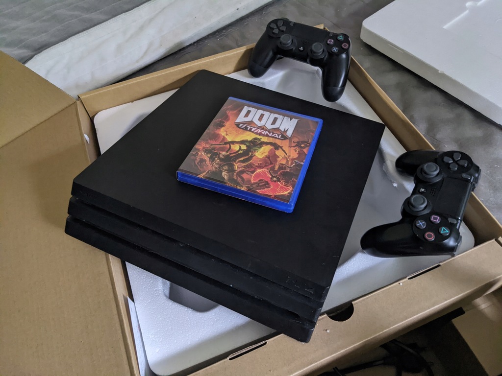 Sony PlayStation 4 Pro / CUH-7112B / Doom / 2 Pady