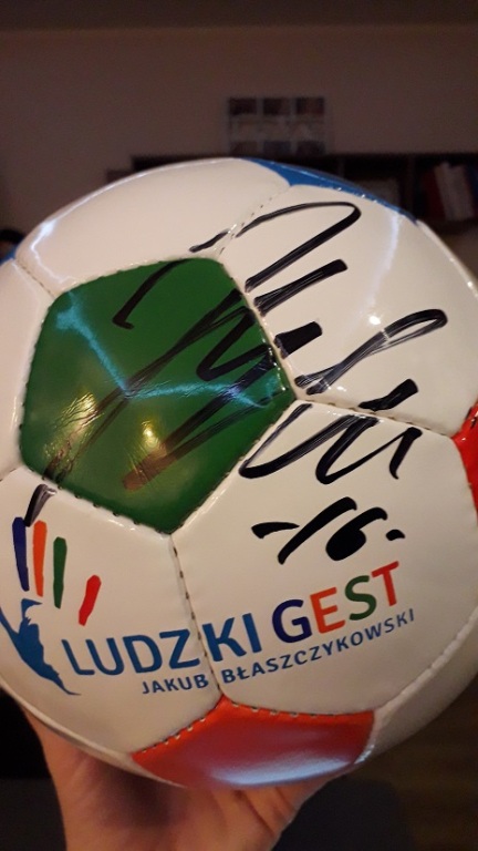 piłka nożna z autografem Kuby