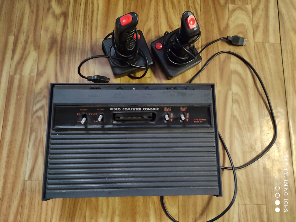 Konsola Atari 2600, dwa joysticki