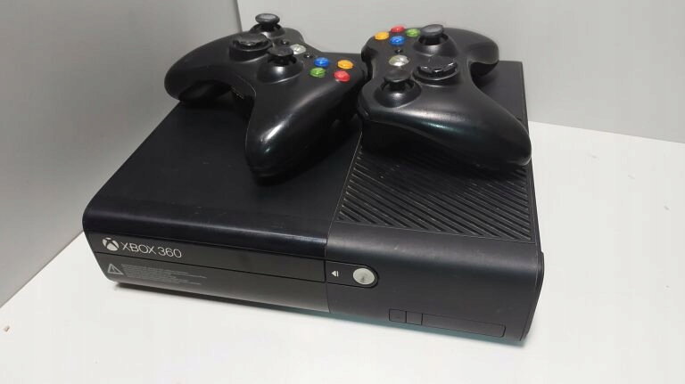 KONSOLA XBOX 360 E 4GB - 2 PADY -