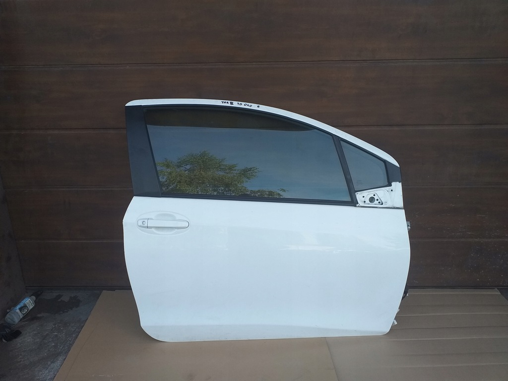 Toyota Yaris III drzwi prawe 3D białe 040 8246516456