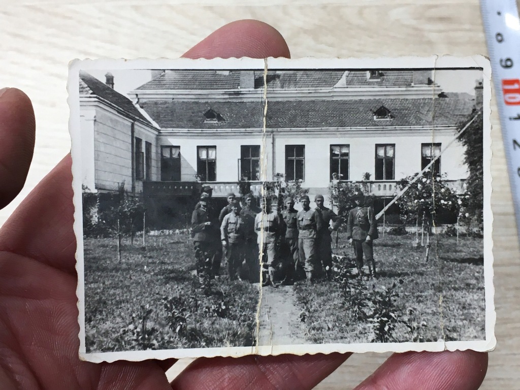 Zdjęcie wojskowe żołnierze na tle pałącu majora Konstantego Dziedużyckiego