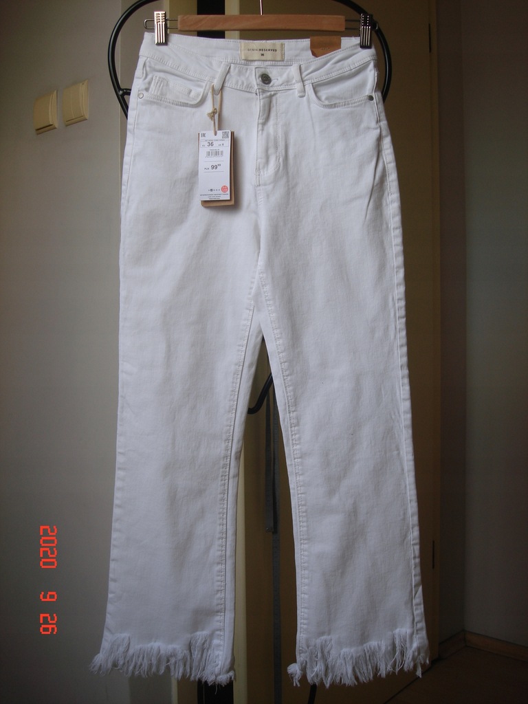 Reserved- dżinsy białe z frędzlami, 36.