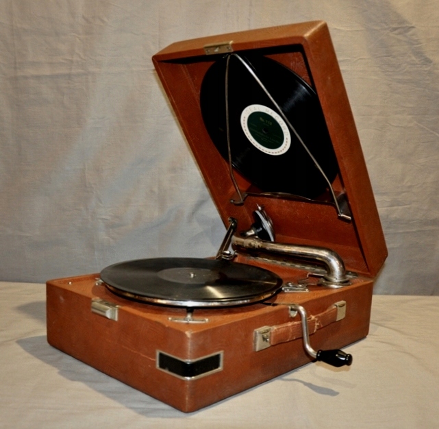 Gramofon patefon na korbę Drużba CCCP z papierami