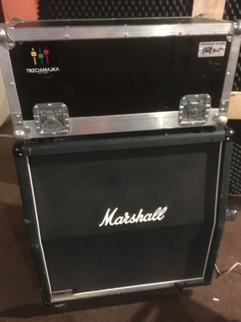 Marshall 1960 A - kolumna gitarowa na kółkach