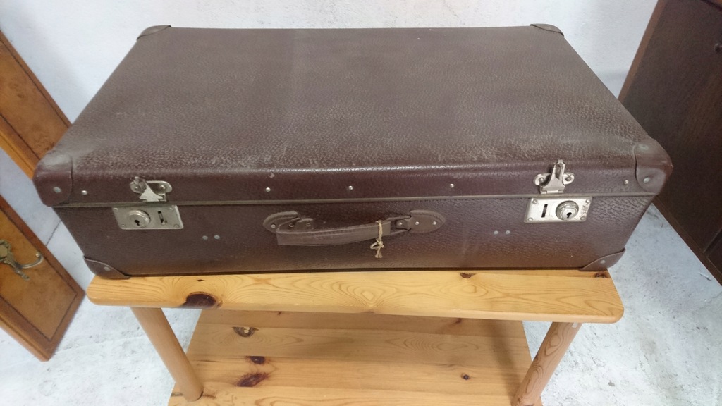 Stara walizka podróżna turystyczna z kluczem