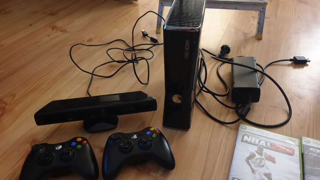 XBOX360 slim 250gb + Kinect + 2 pady + 9 gier