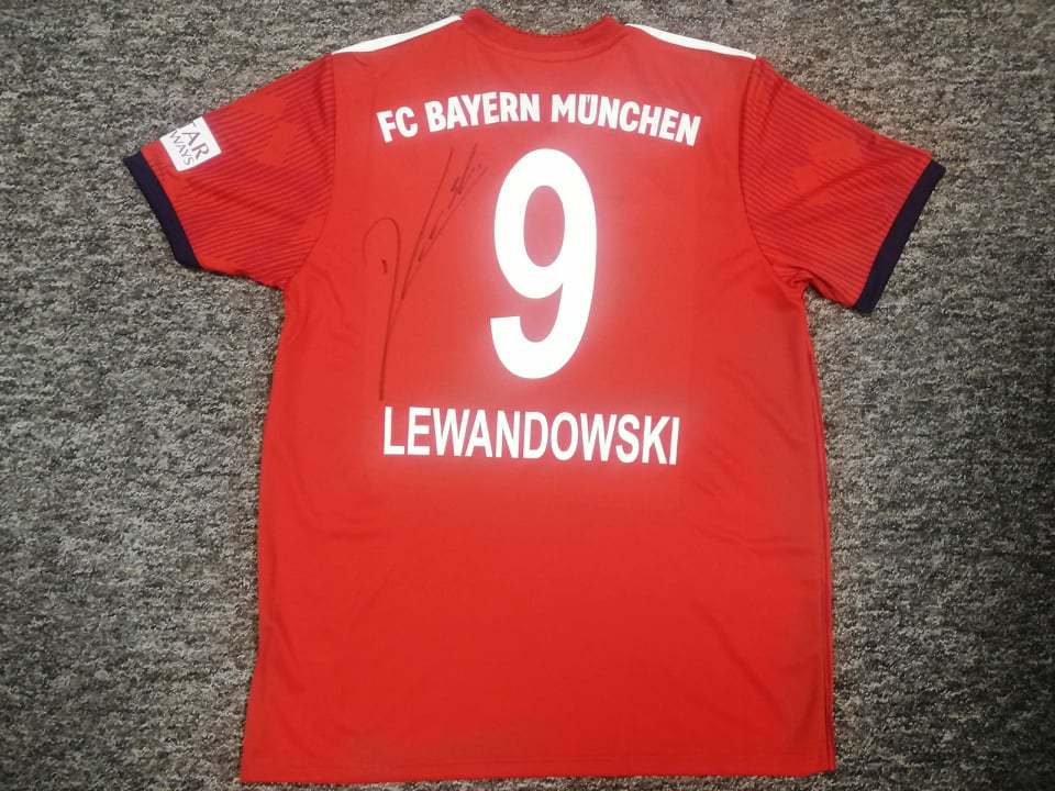 Koszulka Bayernu z autografem Lewandowskiego