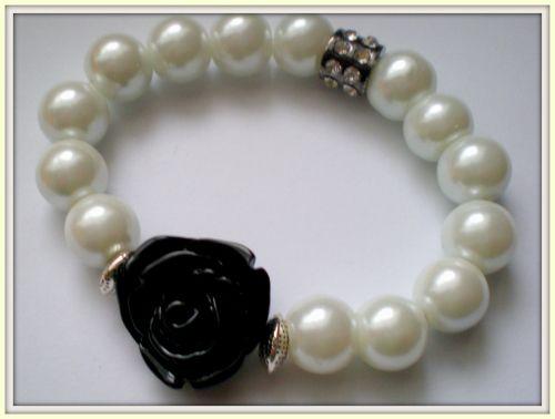 Bransoletka**  białe perły i czarna róża