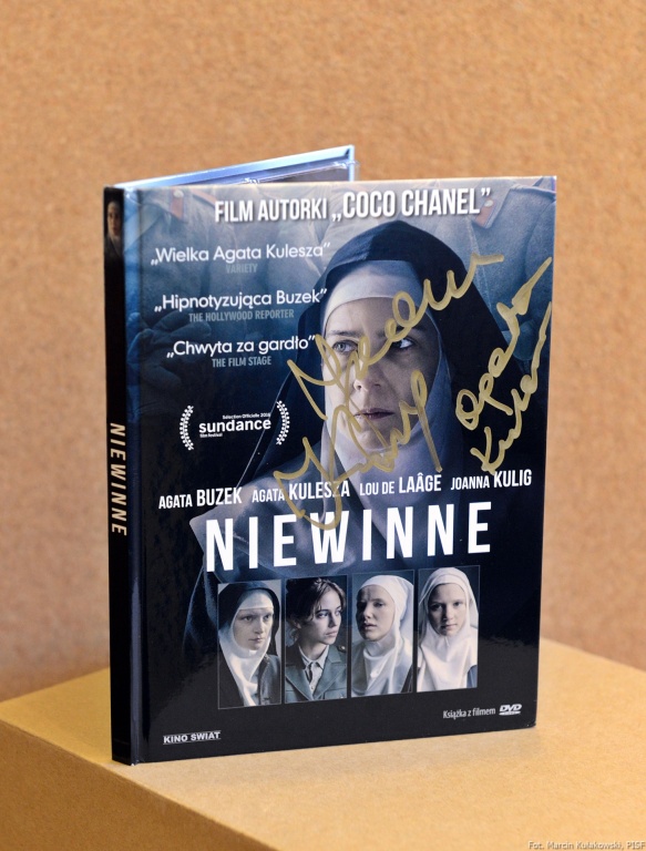 „Niewinne” z autografami J. Kulig i A. Kuleszy