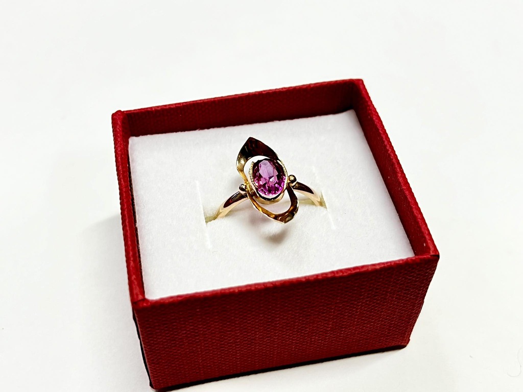 Złoty pierścionek 585 z fioletowym kamieniem | 2,86g | roz. 19 | LOMBARD
