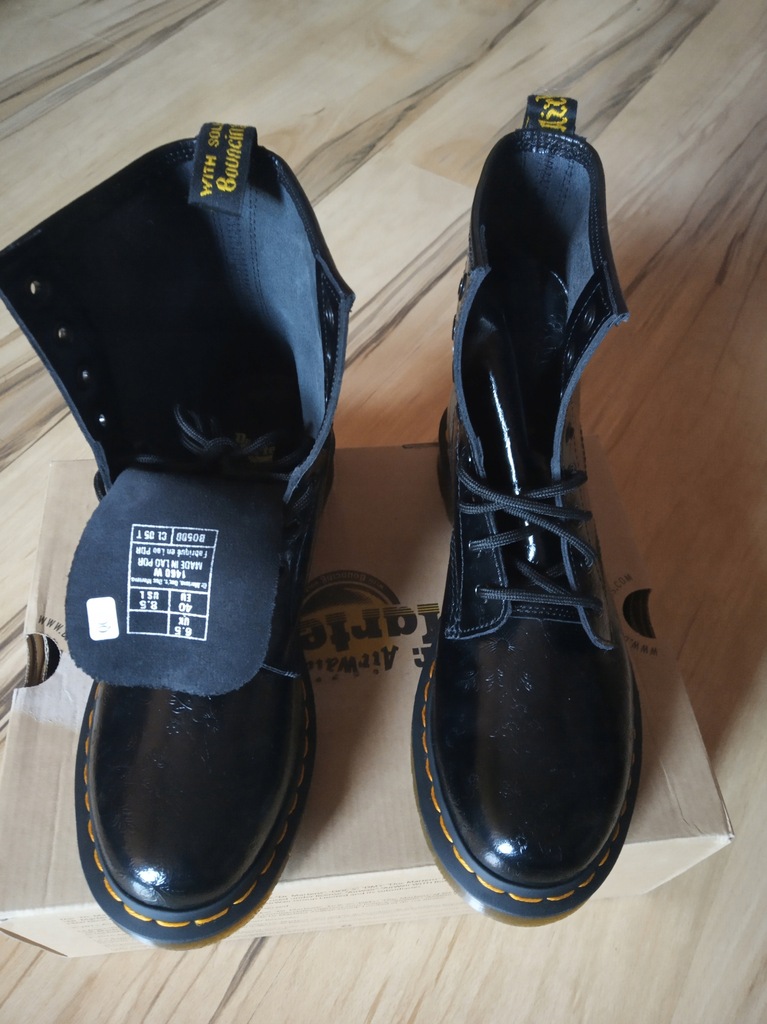 dr martens made in lao por