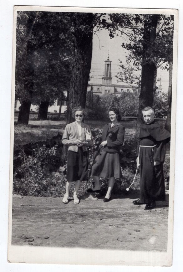 Niepokalnów k Sochaczew - Turyści Mnich i Kościół - FOTO ok1960