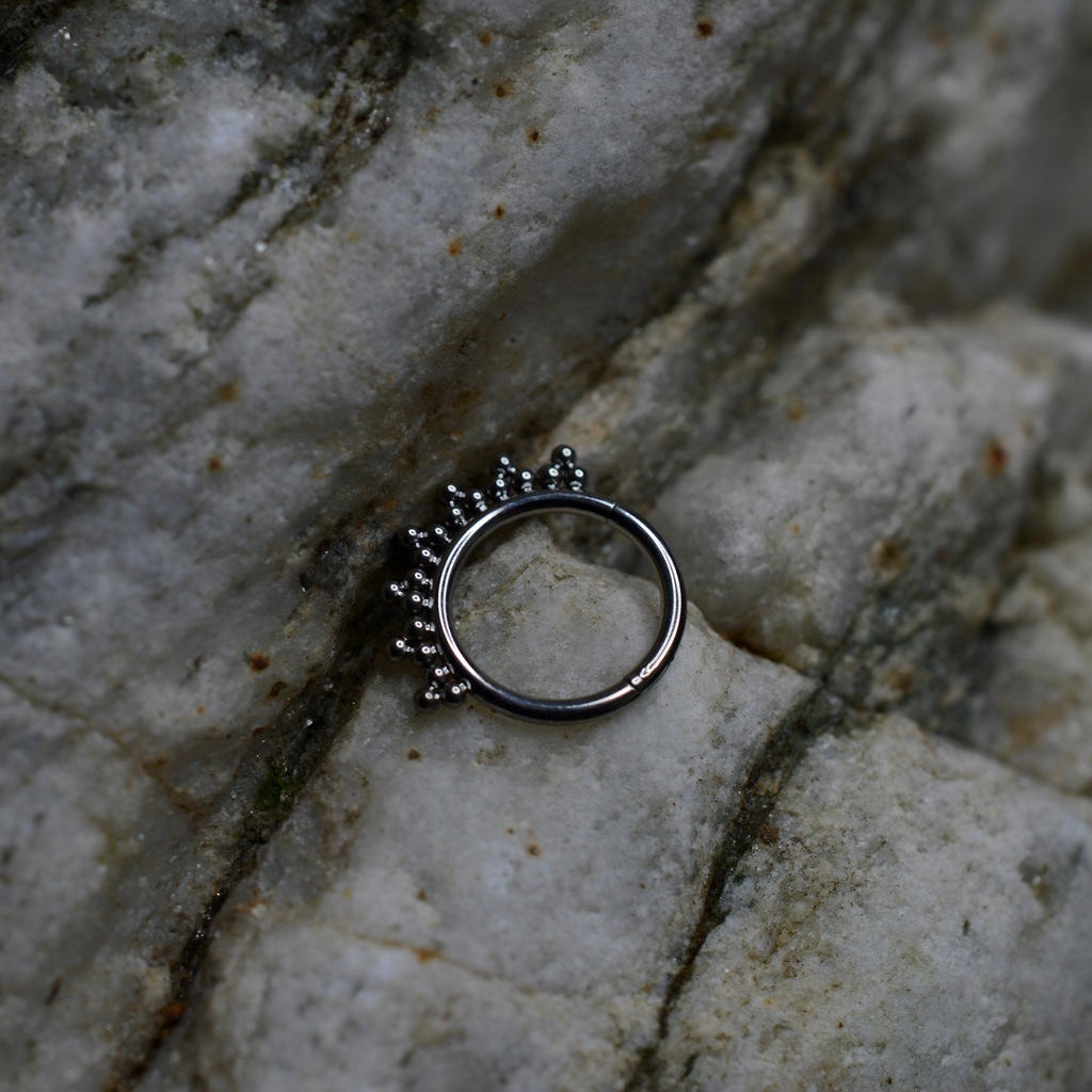 Kolczyk kółko ze srebrnymi kulkami 1,2x8mm