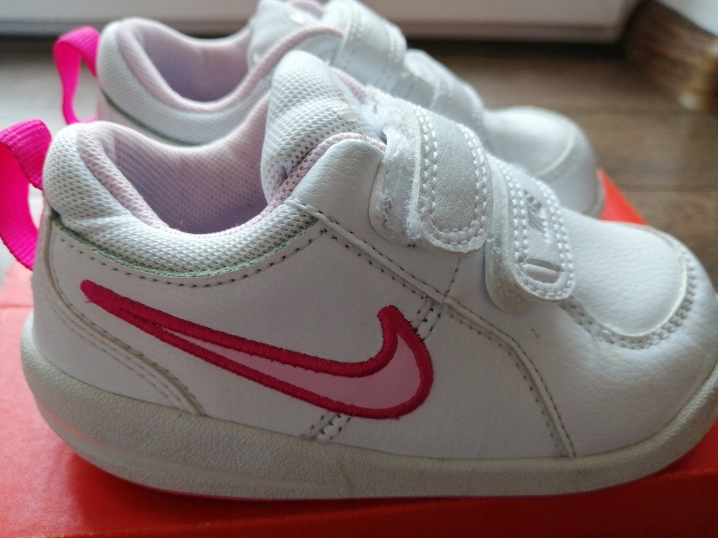 Buciki Nike dla dziewczynki r. 23,5