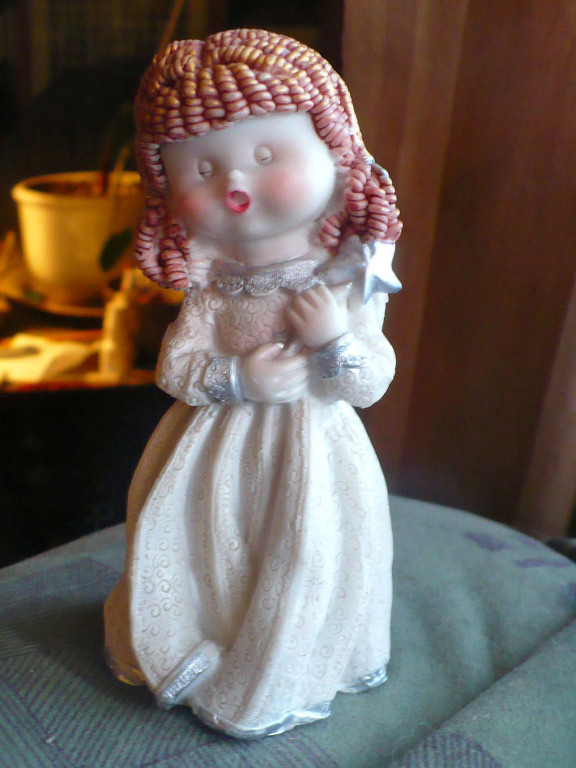 Aniołek  śliczny - figurka 11,5 cm