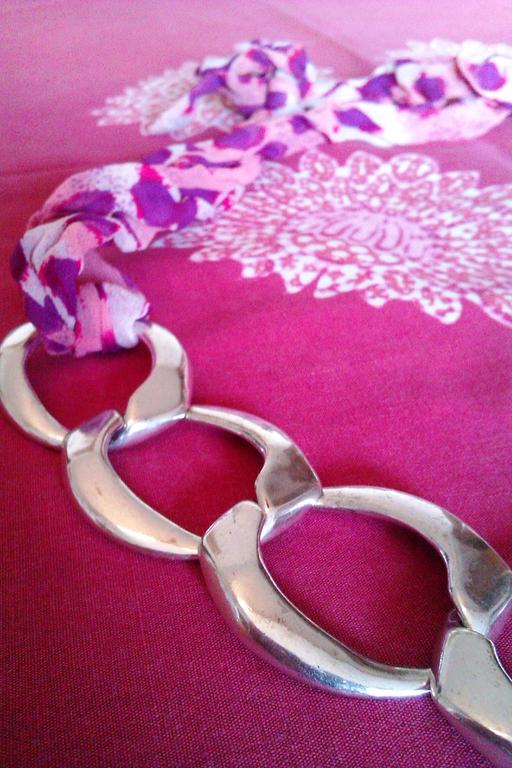 Naszyjnik różowo-fioletowy ze srebrnym łańcuchem