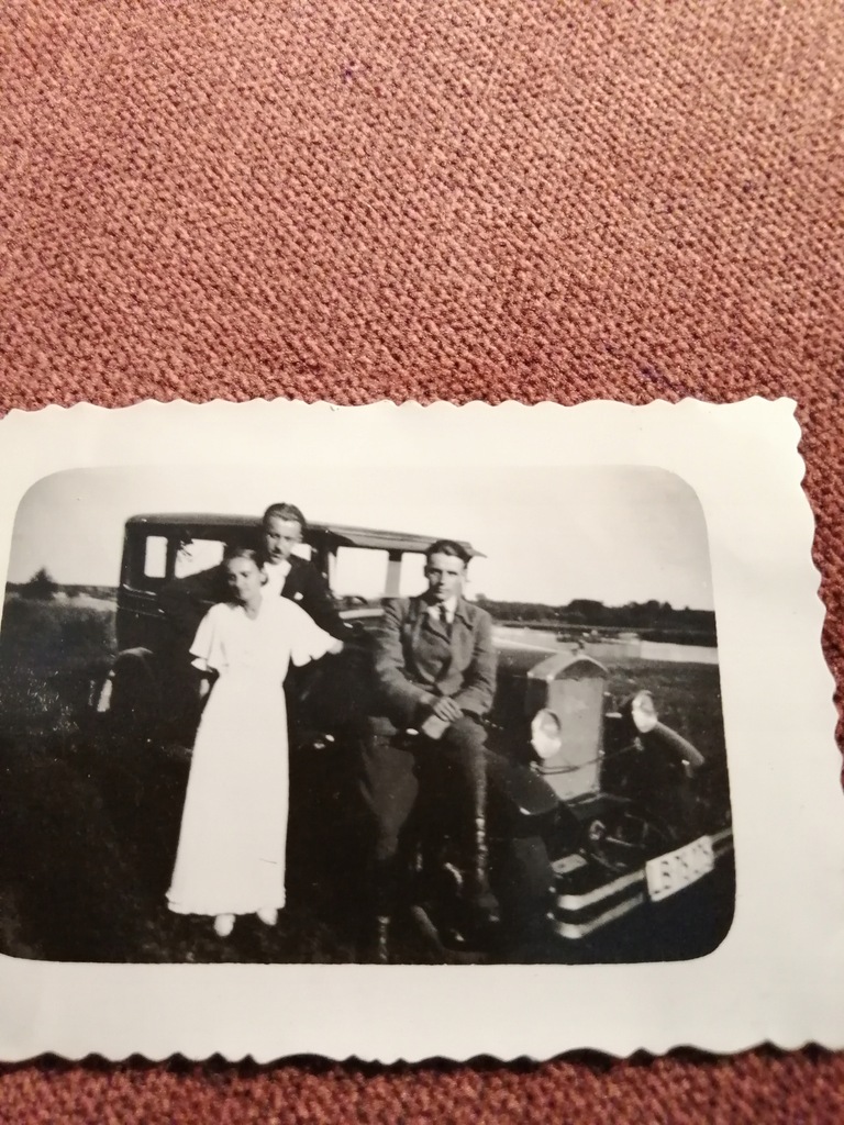 OSTRÓW MAZOWIECKA 1930 - ARYSTOKRACJA PRZY STARYM SAMOCHODZIE - REJESTRACJĄ
