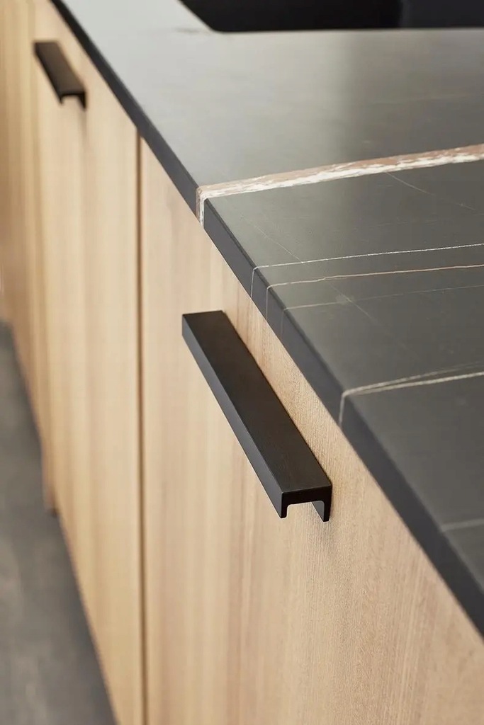 Uchwyt meblowy STATION 320 mm, czarny mat