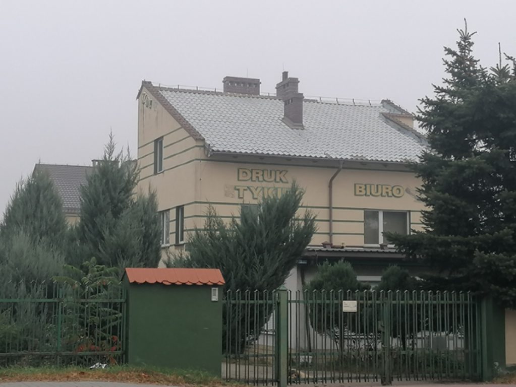 Fabryka, Wiązów, Wiązów (gm.), 1048 m²