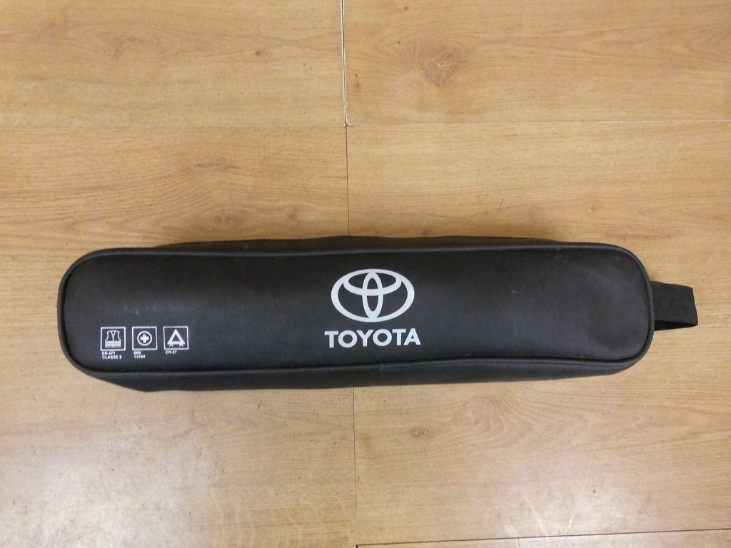 Toyota Yaris Auris RAV4 apteczka kamizelka