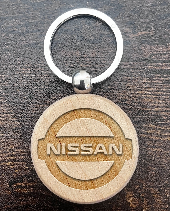 Drewniany brelok Nissan
