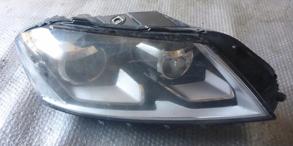 VW Passat B7 Reflektor Prawy 90005333