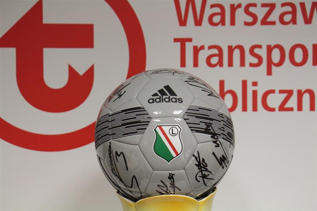 Legia Warszawa piłka z podpisami piłkarzy