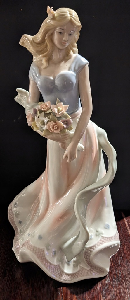 Figurka porcelanowa - dziewczyna z kwiatami
