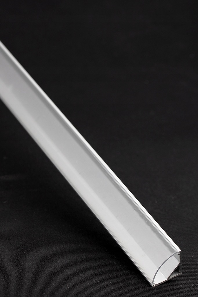  Угловой алюминиевый профиль для светодиодных лент с крышкой 2м .