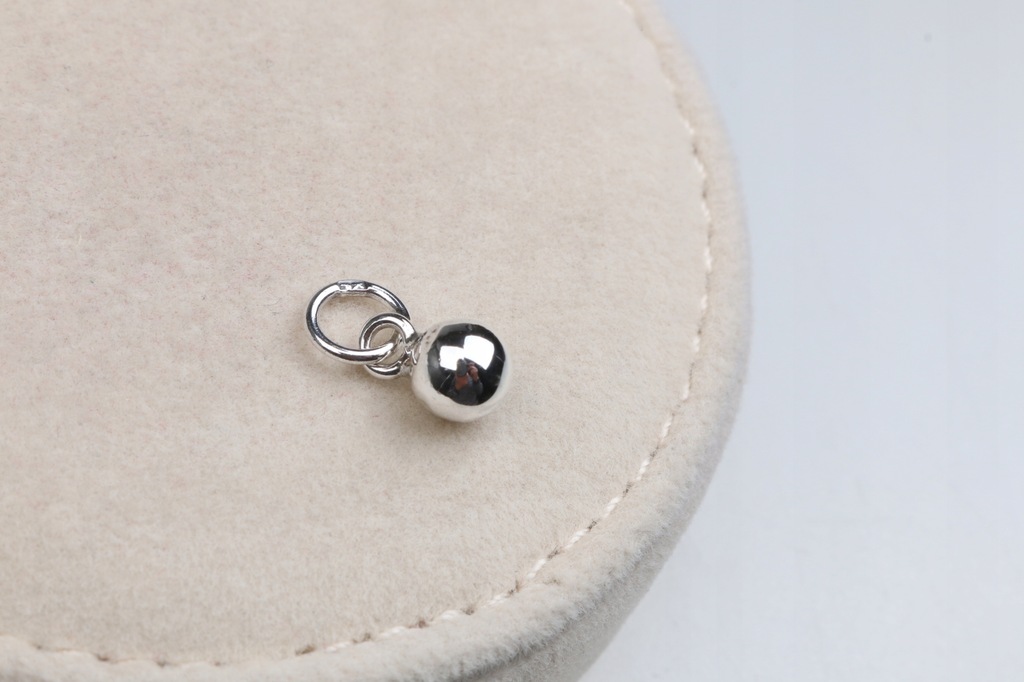 KULECZKA mała srebrna zawieszka ODŚWIEŻONA 0,60 g 7.372