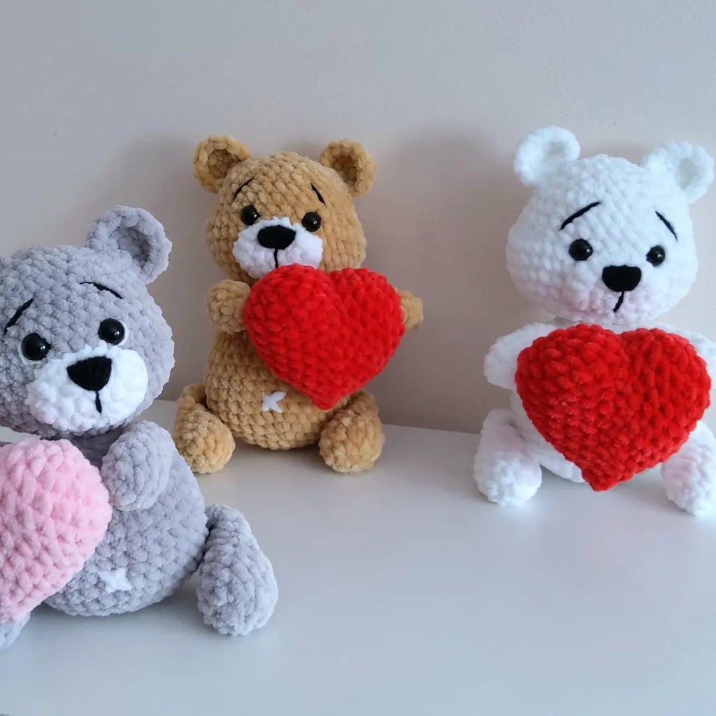 Miś z serduszkiem maskotka na szydełku hand made