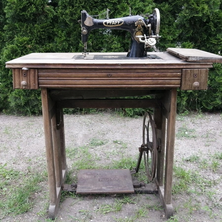 Stary maszyna do szycia ze stolikiem PFAFF 12