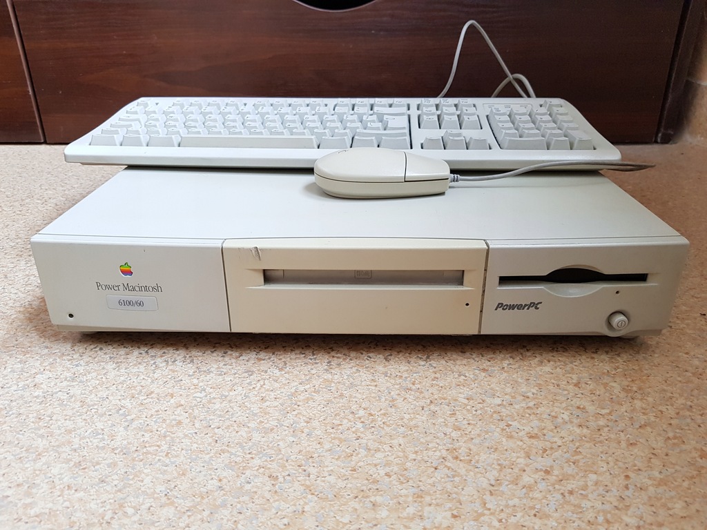 Apple Power Macintosh 6100/60 66Mhz/24MB/500MB/CD