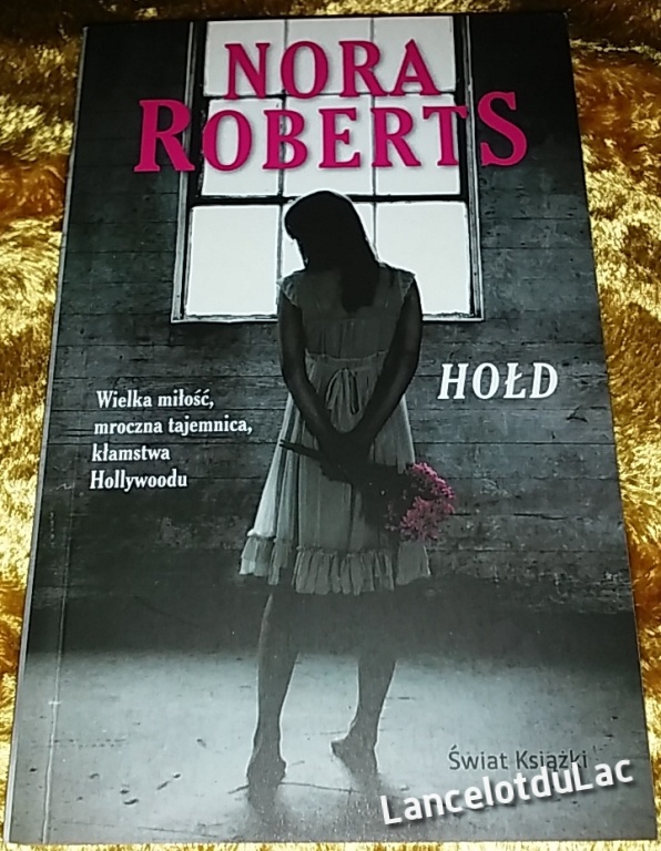 Hołd Nora Roberts book romans charytatywna