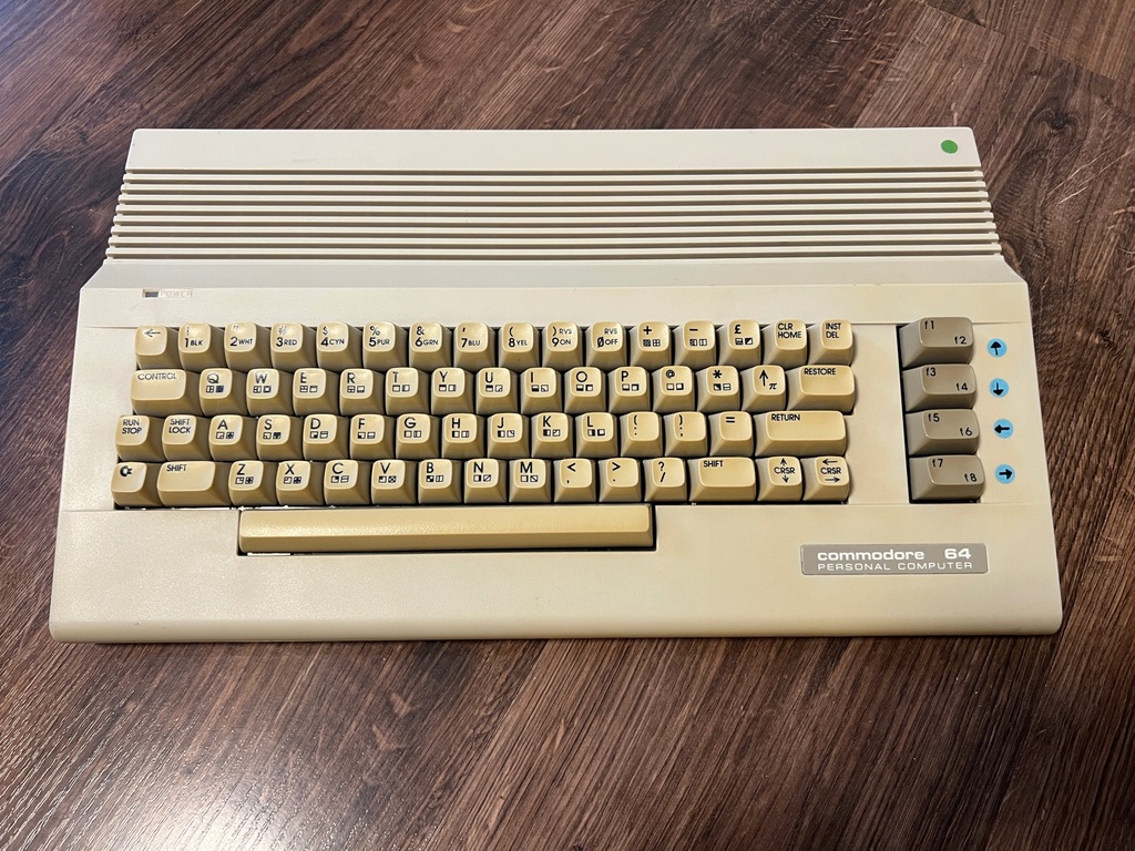 Komputer Commodore 64 C, RED LED, plomba