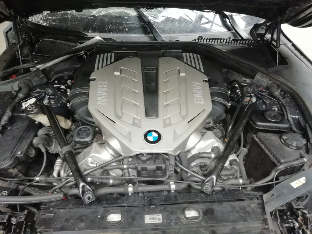 BMW 750i po wypadku pali, jeździ zarejestrowane PL