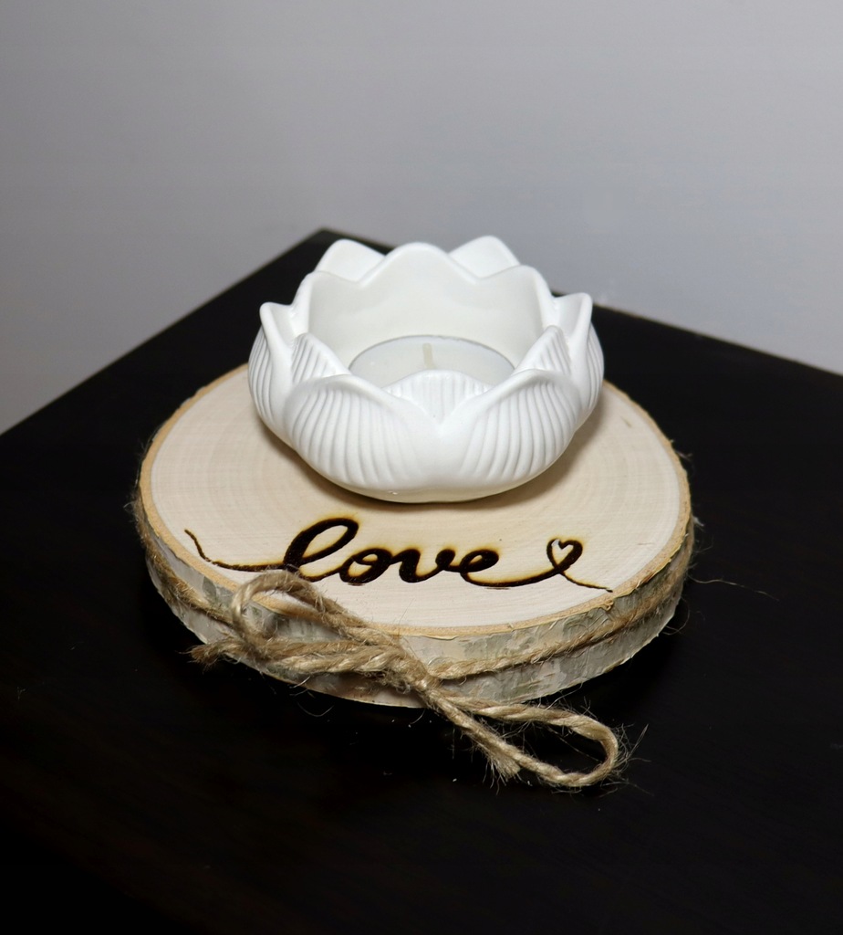 Świecznik na podstawie plastra drewna Love kwiat