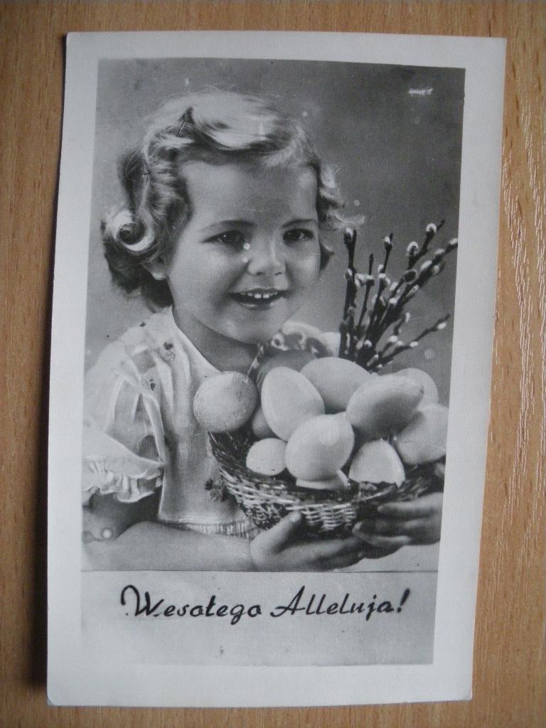 Wesołego Alleluja Dziewczynka koszyk z jajkami i bazie Zapisana