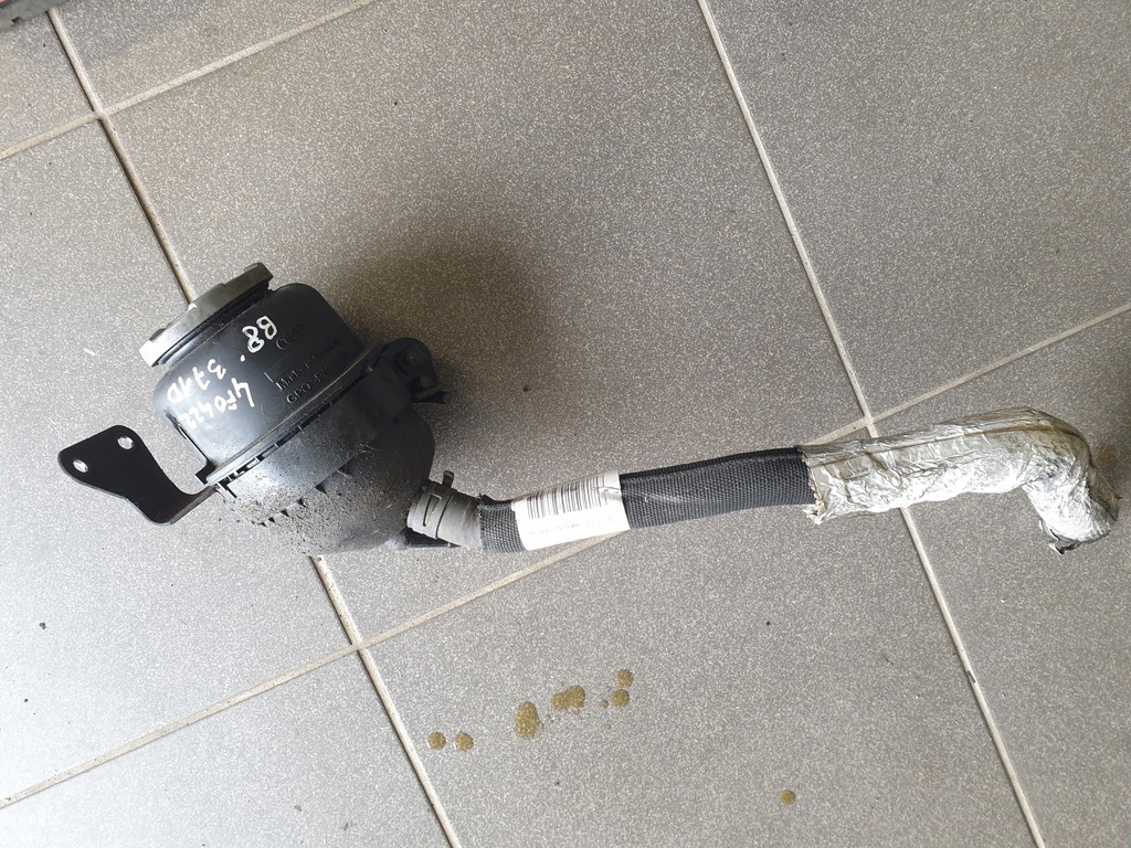 ZBIORNICZEK PLYNU WSPOMAGANIA AUDI A4 B8 2008-