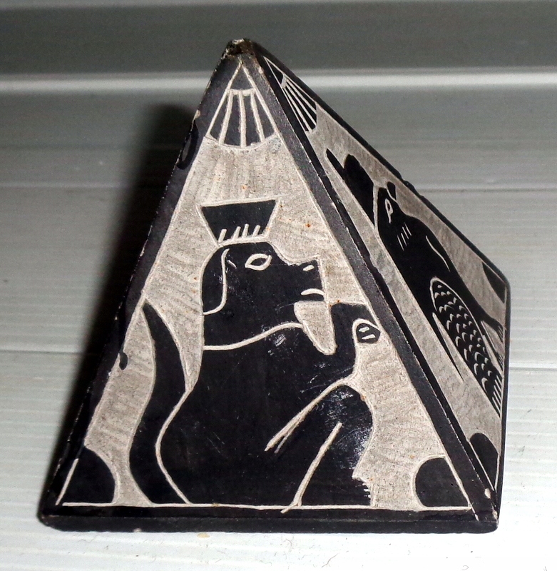Piramidka - rzeźbiony kamień z Egiptu (?)..