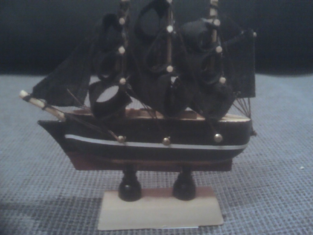 Statek model miniaturka z czarnym ożeglowaniem!