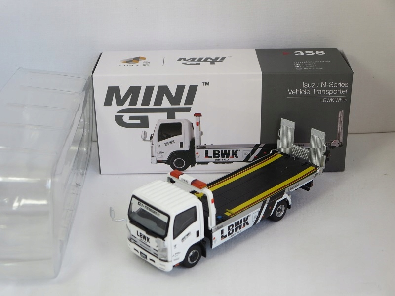 1/64スケール MINI GT「Isuzu N-Series Vehicle Transporter