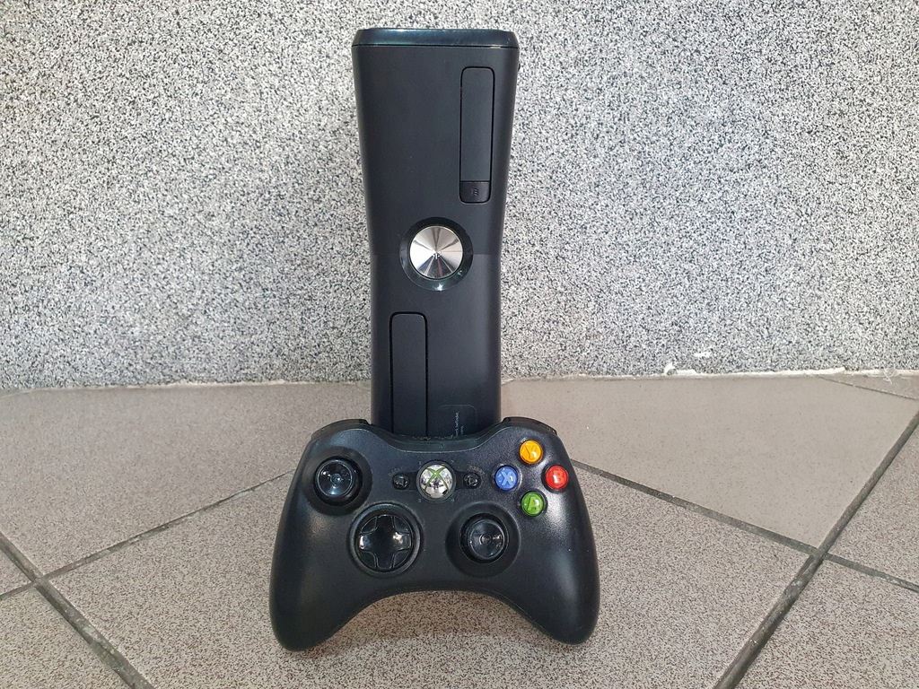 KONSOLA XBOX 360 4 GB + PAD