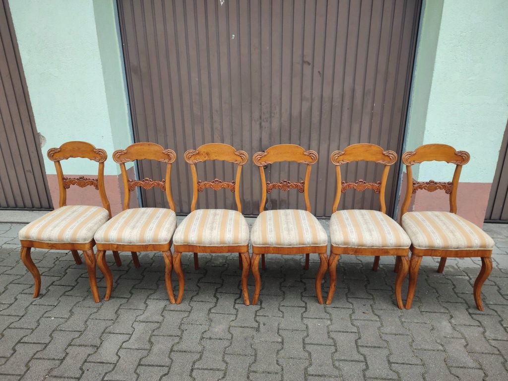 5 pięknie zdobionych krzeseł