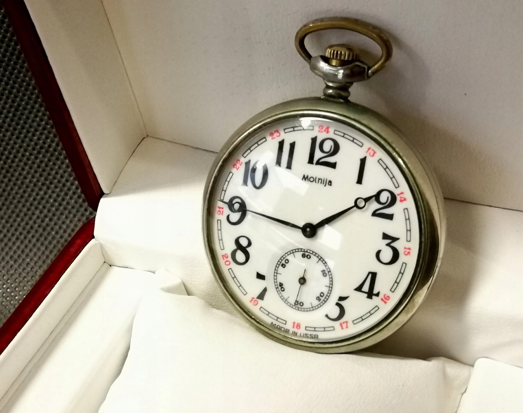 Zdobiony radziecki zegarek kieszonkowy Molnija