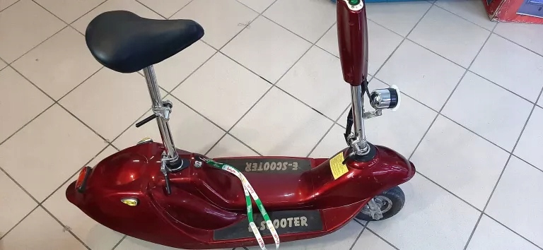 HULAJNOGA ELEKTRYCZNA Z SIODEŁKIEM E SCOOTER