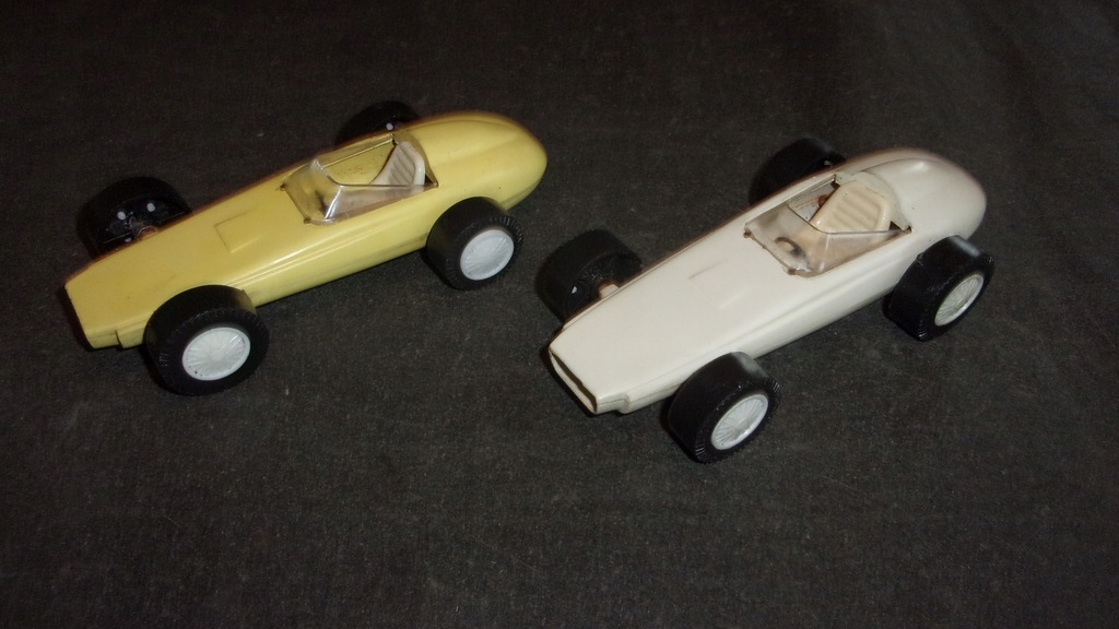 Zabawki - samochody wyścigowe - 2 sztuki